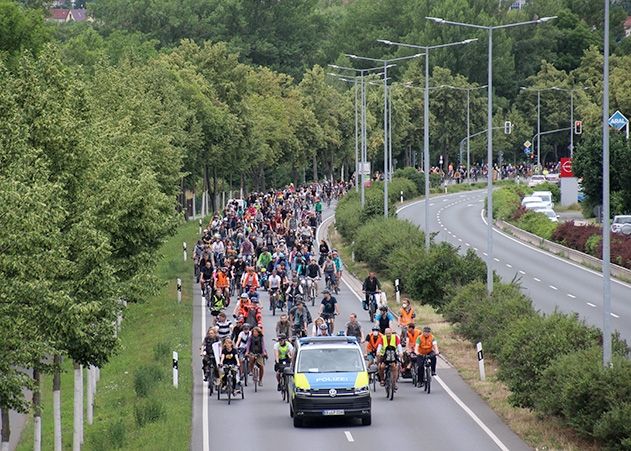 Über die Schnellstraße nach Lobeda: Rund 400 Menschen traten am 6. Juli 2021 in die Pedale, um die Verkehrssituation in Jena zu verbessern und für Klimaneutralität bis 2035 zu protestieren.