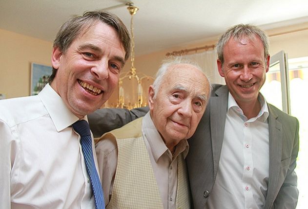 Für Georg Beyer ging zum 101. Geburtstag ein großer Wunsch in Erfüllung: Der Jubilar konnte Jenas OB Dr. Albrecht Schröter als Ehrengast empfangen. Im Bild: OB Schröter mit Jubilar Georg Beyer und AWO-Chef Frank Albrecht.