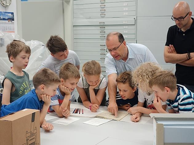 Die Löwen- und Igelkinder der Gemeinschaftsschule Galileo Winzerla erhielten von Dr. Wolfgang Wimmer, Leiter des ZEISS Archivs, einen Einblick in das Leben von Carl Zeiss.