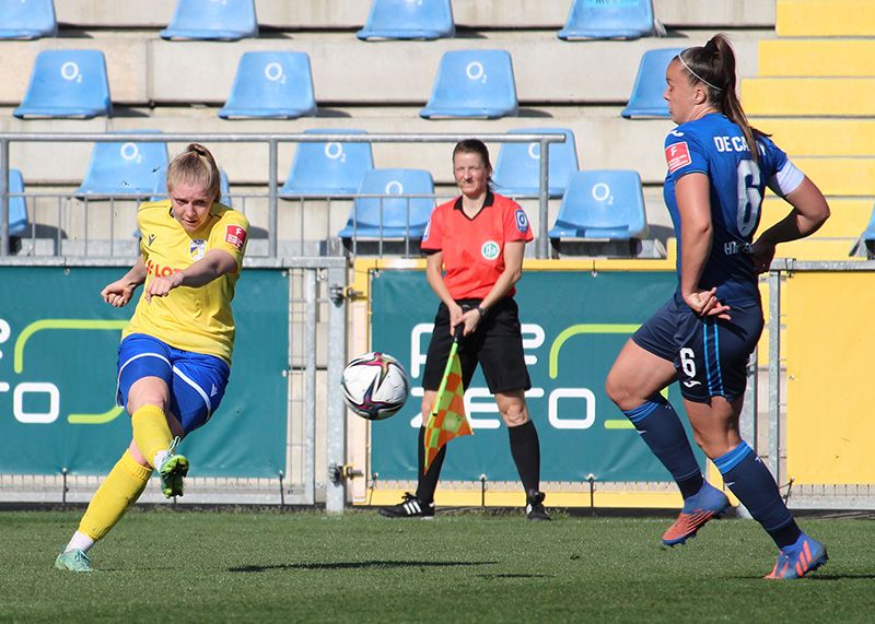 Jenas Denise Landmann (l.) behauptet den Ball gegen die Hoffenheimerin Tine de Caigny.