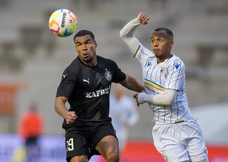 Im Duell Jenas Torschütze zum 2:0 Jonathan Muiomo (r.) mit dem Leipziger Eric Voufac