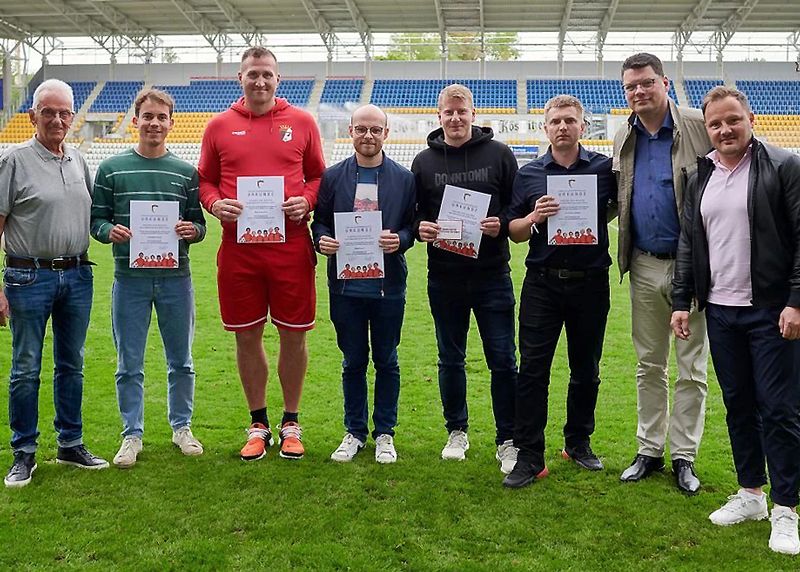 Die Ehrung wurde vollzogen in der Halbzeitpause des Regionalligaspiels.