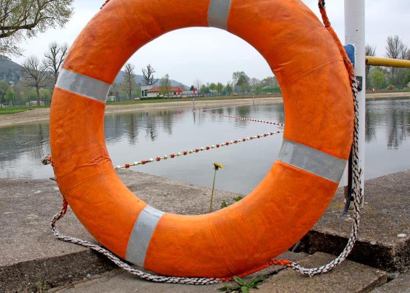 Das Südbad in Jena lädt am Sonntag trotz noch kühler Wassertemperaturen zum Schwimmen ein.