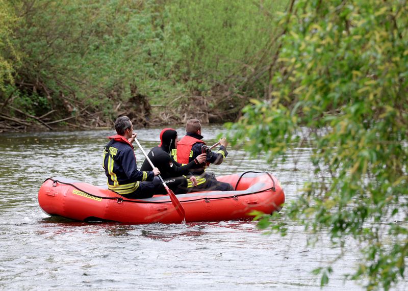 Die Feuerwehr suchte mit mehreren Schlauchbooten nach der vermissten Frau.