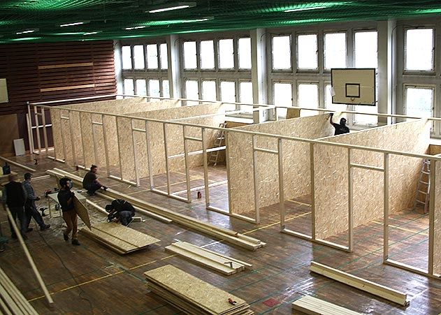 Die Turnhalle in der Schrödingerstraße in Winzerla wird gegenwärtig mit 15 Wohnabteilen für Flüchtlinge ausgerüstet.