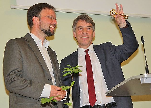 Alt-OB Albrecht Schröter (r.) übergibt den symbolischen Stadtschlüssel an den neuen OB Thomas Nitzsche.