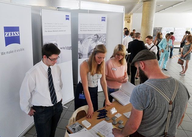 Während der Firmenkontaktbörse können Besucherinnen und Besucher mit Unternehmen wie der Carl Zeiss AG ins Gespräch kommen und sich über angebotene Stellen informieren.