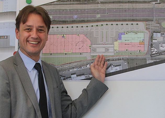 Finke-Geschäftsführer Dr. Rudolf Christa stellte die 40-Millionen-Investition des Möbelhändlers am Standort in der Stadtrodaer Straße vor.