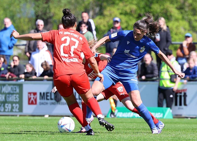 Im Zweikampf Jenas Merza Julevic mit der Ingolstädterin Samantha Stiglmair.