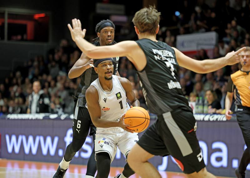 Im Zweikampf Jenas Topscorer Blake Francis mit dem Nürnberger Christian Feneberg.