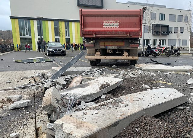 Der Lkw riss den Haupteingang komplett weg und kam erst auf dem Schulhof zum Stehen.