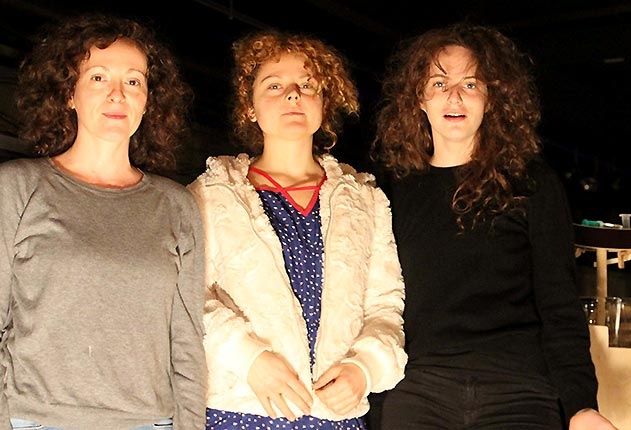 IRRSINN. Neuro-poetische Lesung. Mit: Ella Gaiser, Anne Greta Weber, Sophie Hutter (auf dem Foto v.l.n.r.) sowie Roland Hille an der Glasorgel. Einrichtung: Friederike Weidner. Musik: Tim Helbig. Ausstattung: Roland Hille. Kostüm: Cornelia Stephan. Am 26.05.2016, 20 Uhr, Unterbühne.