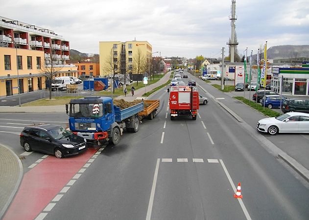 Erst am Mittwoch dieser Woche gab es an der Kreuzung Camburger/Alterburger Straße eine heftige Kollision zwischen einem Pkw und Lkw.