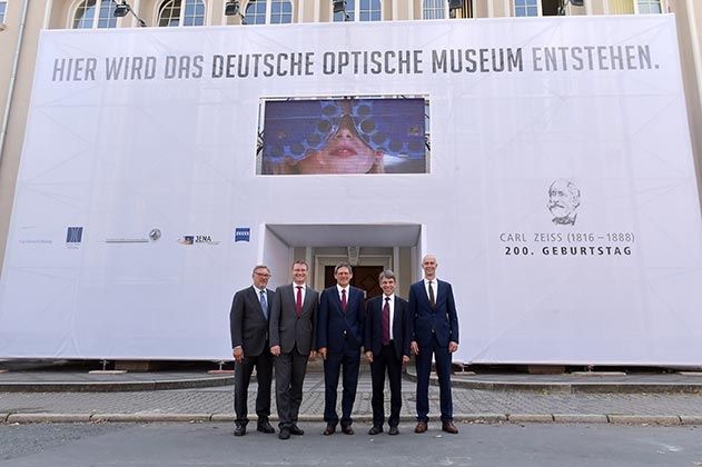 Die Vertreter der Gründungsstiftung: Prof. Dr. Thomas Deufel, Vorstandsvorsitzender der Ernst-Abbe-Stiftung, Prof. Dr. Thorsten Heinzel, Vizepräsident für Forschung der Friedrich-Schiller-Universität, Prof. Dr. Michael Kaschke, Vorstandsvorsitzender der Carl Zeiss AG, Dr. Albrecht Schröter, Oberbürgermeister der Stadt Jena, und Dennys Klein, Stellvertretender Geschäftsführer der Carl-Zeiss-Stiftung (v.l.n.r.).