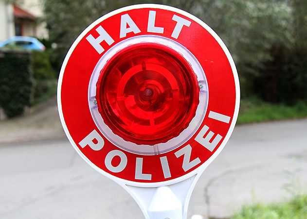 Autofahrer entzieht sich Verkehrskontrolle und flüchtet.