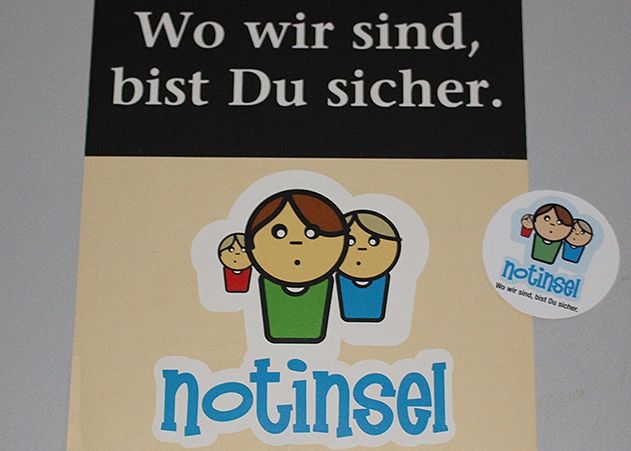 Geschäfte und Einrichtungen mit einem Notinsel-Aufkleber bieten Kindern, die sich bedroht fühlen und Hilfe benötigen, einen Zufluchtsort.