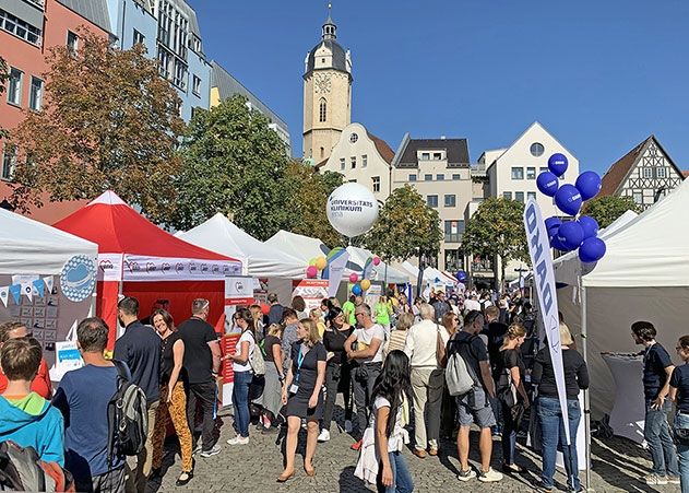 Das Besucherinteresse auf dem Jenaer Marktplatz wollte den ganzen Tag nicht abnehmen.