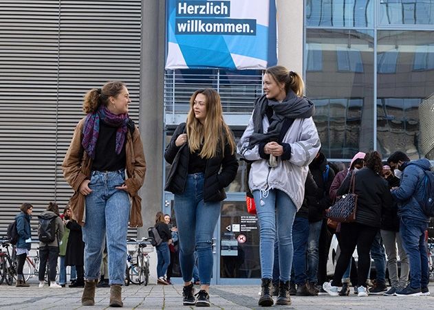 Der Campus der Universität Jena ist so lebendig wie viele Monate nicht mehr, schließlich sind zum Vorlesungsstart über 17.700 Studierende immatrikuliert.