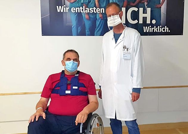Christian Hauth dankt seinem Operateur Dr. Tim Sandhaus, Leiter der Thoraxchirurgie am Universitätsklinikum Jena.