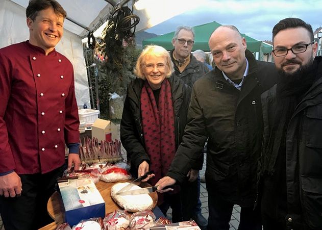 Stollenanschnitt auf dem Schlegelsberg: v.l.n.r. Andreas Katzmann (Konditorei Katze), Rosemarie Haschke (Ortsteilbürgermeisterin Wenigenjena), Eberhard Hertzsch (Sozialdezernent) und Frank Amm, (Vorsitzender Verein Siedler Schlegelsberg).