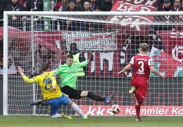 Der Jenaer Phillip Tietz trifft in der 26. Minute zur 1:0 Führung.