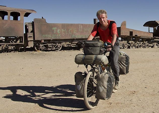 Peter Smolka reiste mit dem Rad rund 88.000 Kilometer um die Welt. Hier auf dem Eisenbahnfriedhof in Uyuni (Bolivien).
