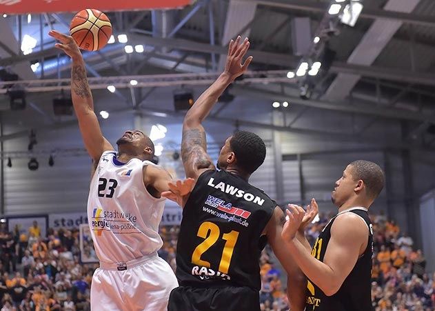 Immanuel McElroy im Duell mit dem Vechtaer Donald Lawson.