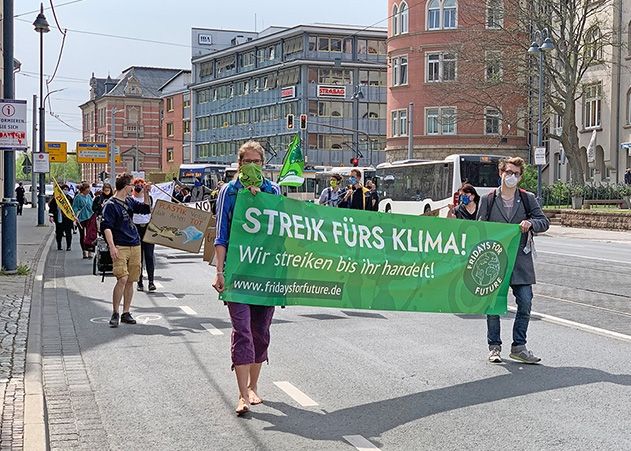 Die neuen Corona-Lockerungen machten es möglich, dass am Freitagmittag 50 Aktivist*innen von Fridays for Future mit einem Demozug durch die Jenaer Innenstadt ziehen konnten.
