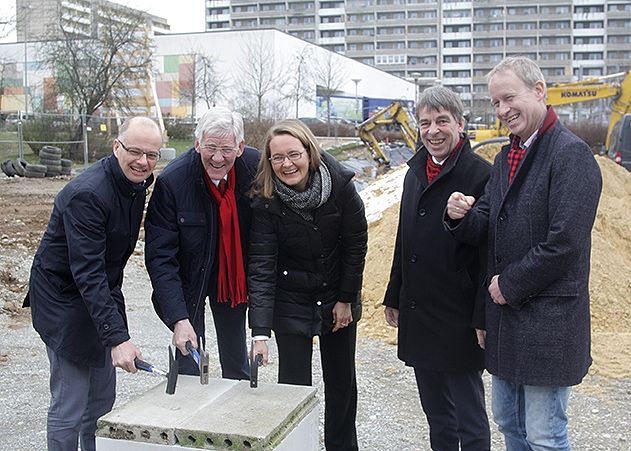 Die Grundsteinlegung für den AWO-Bau „Wohnen für Demenzerkrankte“ in Lobeda-Ost führten aus v.l.n.r. Tobias Wolfrum (jenawohnen), Ortsteilbürgermeister Volker Blumentritt, Architektin Prof. Dr. Gesine Marquardt, OB Albrecht Schröter und Frank Albrecht (AWO Jena-Weimar).