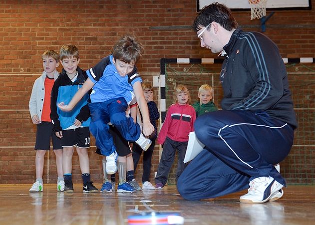 Schüler der Nordschule beim Standweitsprung.