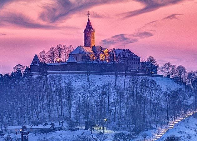 Weihnachten duftet, klingt und funkelt – besonders auf der Leuchtenburg. Während des dritten Adventswochenendes lädt die mittelalterliche Burg zum „Weihnachtsmarkt der Wünsche“ ein.