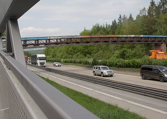 Die neue Jägerstieg-Brücke über die A 4 wird am kommenden Wochenende montiert und die alte Brücke abgerissen.  Die A 4 muss deshalb zeitweise voll gesperrt werden.