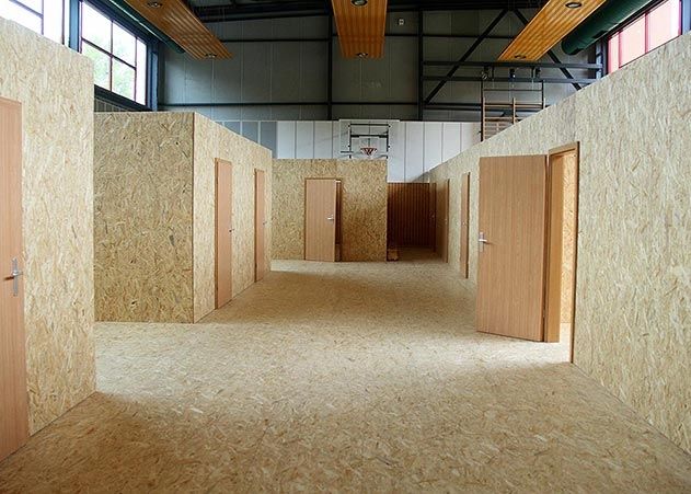 Die Mefa-Turnhalle in Lobeda-Ost wird in den nächsten Tagen für 60 Flüchtlinge ein Zuhause auf Zeit.