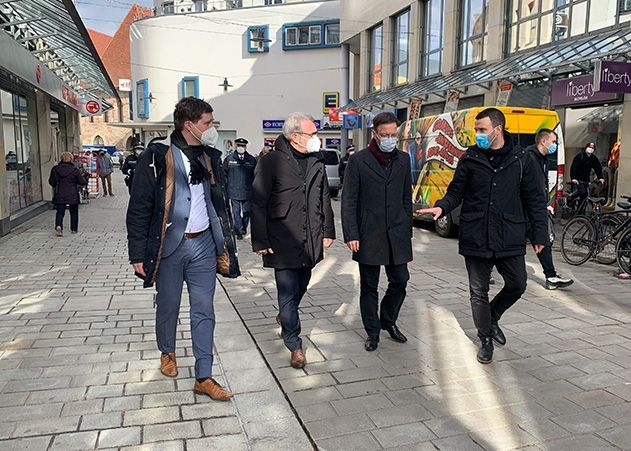 Der Thüringer Innenminister Georg Maier (2. v.l.), Oberbürgermeister Thomas Nitzsche (2. v.r.), Dezernent Benjamin Koppe (r.) und der Landtagsabgeordnete Lutz Liebscher (li.) am Nachmittag in der Löbderstraße.