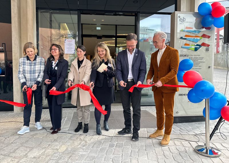 Durchschnitten das Band bei der Eröffnung : v.l.n.r. Katja Müller, die Leiterin der Ernst-Abbe-Bibliothek, Doris Kohl von den Kommunalen Immobilien, Staatssekretärin Barbara Schönig, KIJ-Chefin Beate Wachenbrunner, OB Thomas Nitzsche und Bürgerservice-Leiter Olaf Schroth.