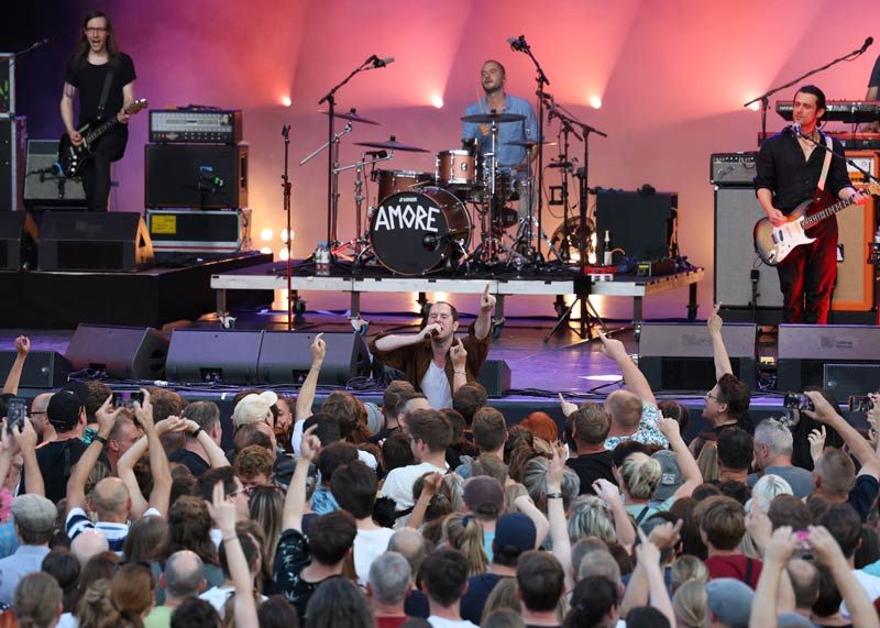 Beim ausverkauften Konzert der Kulturarena in Jena erfreute sich die Masse an den poppig-rockigen Tönen der Band „Wanda“ aus Österreich.