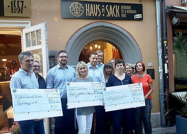 Vertreter der Vereine freuen sich über Geldspenden des Lions-Club Jena „Paradies“.