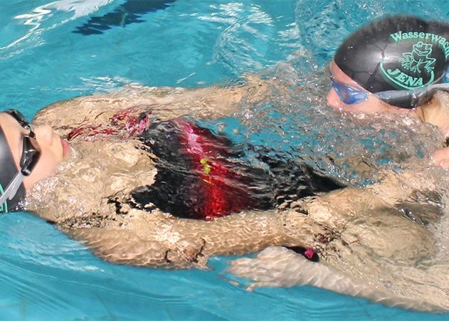 Die DRK-Wasserwacht Jena bietet wieder einen neuen Rettungsschwimmkurs an.