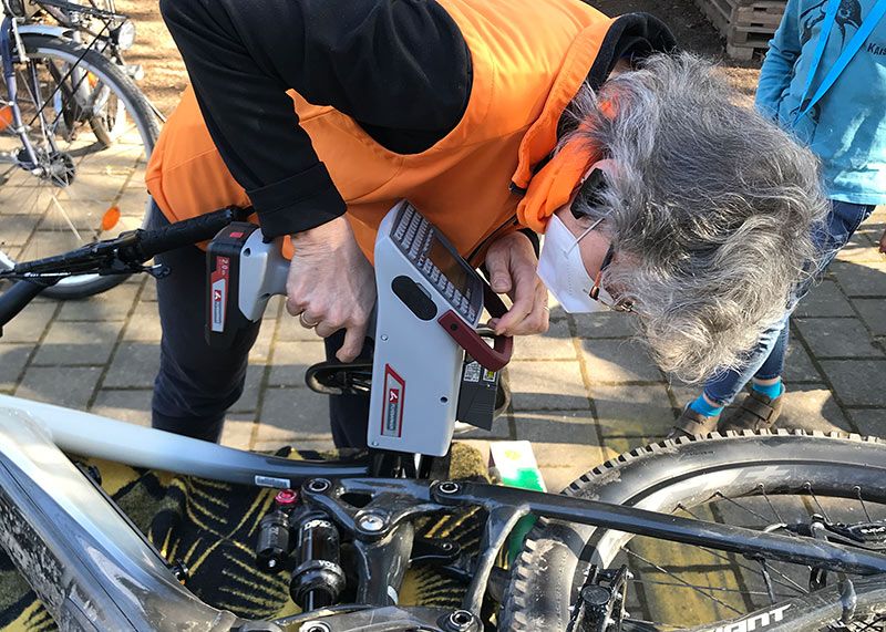 Fahrrad-Codierung mit einem Nadelcodierer durch Barbara Albrethsen-Keck.