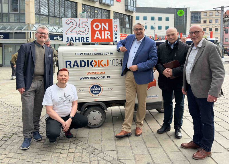 Feierten das Jubiläum: v.l.n.r. Dr. Andreas Wolf (OKJ-Vorstand), Helge Liebold ( OKJ-Vereinsvorsitzender), Jochen Fasco (Direktor der TLM), Jenas Sozialdezernent Eberhard Hertzsch und Matthias Dornieden (Geschäftsführer Radio OKJ).