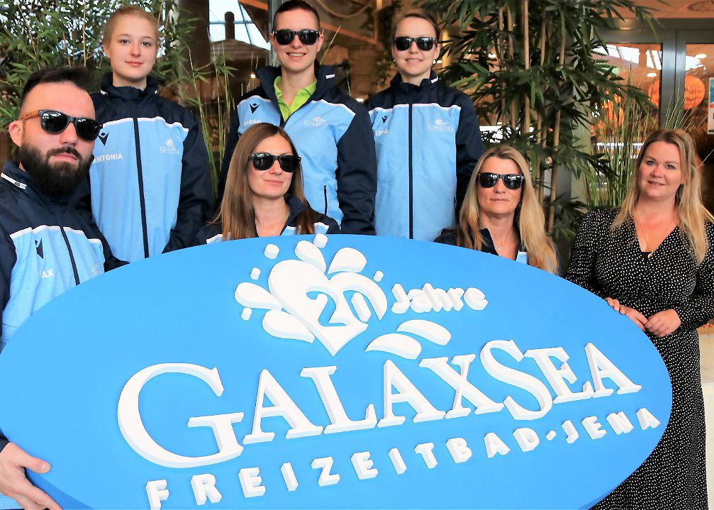 Bäder-Chefin Susan Zetzmann (rechts im Bild) startet mit einem Teil ihres Bäder-Teams in den Jubiläumsmonat #20JahreGalaxSea.