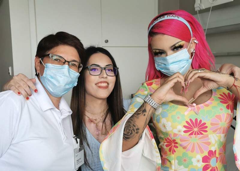 Rapperin Katja Krasavice (r.) besuchte am Donnerstag das Uniklinikum in Jena und erfüllt Leoni ein Herzenswunsch.  Links im Bild ist eine ihrer behandelnden Ärztinnen, Tatjana Pauli.