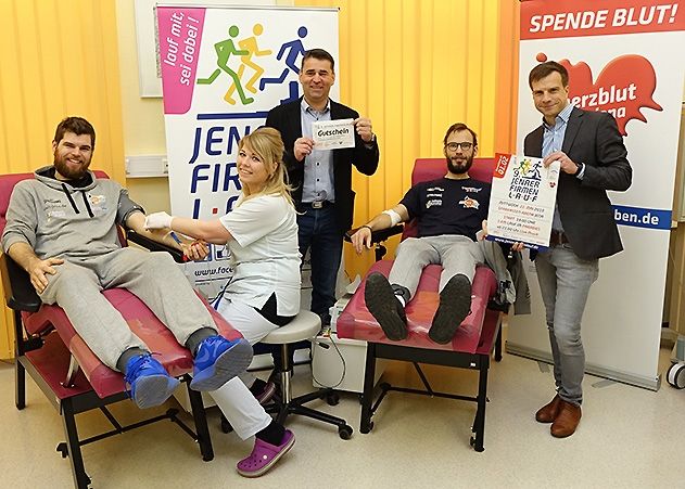 Science City Jena-Geschäftsführer Lars Eberlein (mitte) eröffnet als Schirmherr des diesjährigen Jenaer Firmenlaufs die Kooperation von UKJ-Blutspende und Firmenlauf.