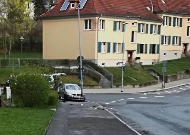 Mit Alkohol und Drogen im Blut krachte am Samstagmorgen ein Autofahrer gegen einen Laternenmast am Magdelstieg.