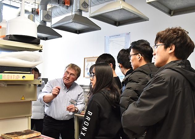 Prof. Dr. Jürgen Merker mit einer Gruppe chinesischer Jugendlicher vom Internationalen Studienzentrum in Jena.