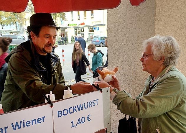 Weiterhin warme Bockwürste und Wiener in der Löbderstraße: Nikolai Dorochow ist der Nachfolger von „Bockwurst-Olaf“.