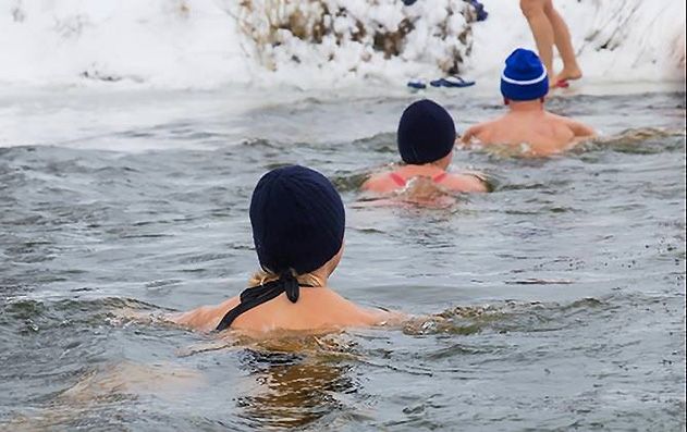 Am ersten Tag des Jahres können sich Tapfere, Verrückte und Abgehärtete zum sogenannten Anbaden in den Schleichersee stürzen.