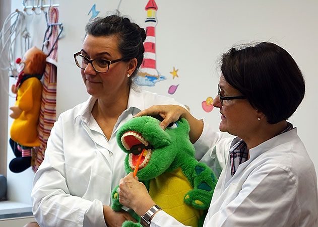 Dr. Ute Rabe (l.) und Dr. Ina Schüler (r.) vom Zentrum für Zahn-, Mund- und Kieferheilkunde (ZZMK) des Universitätsklinikums Jena erklärten auf der kinderonkologischen Station, wie richtiges Zähneputzen aussieht.