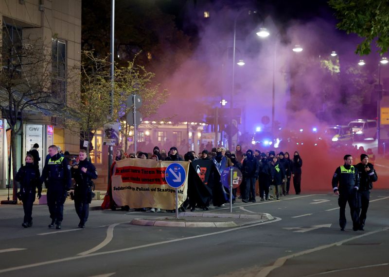 Etwa 250 Menschen haben in Jena an einem Protest gegen Polizei- und Staatsgewalt teilgenommen.