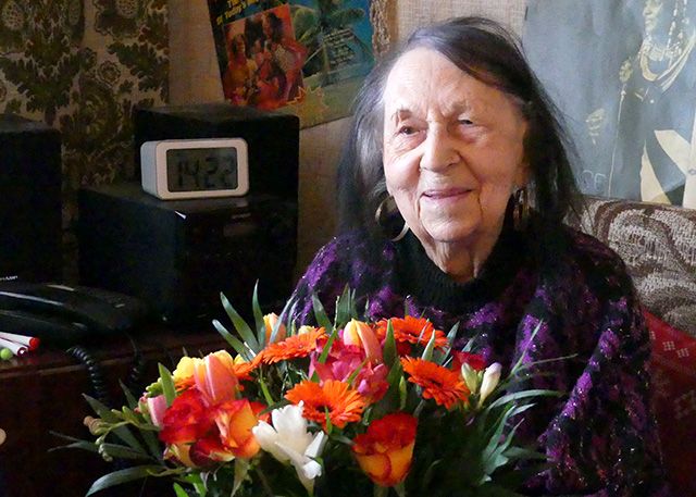 Gilda Hase-Walter freut sich über Blumen zu ihrem 101. Geburtstag.